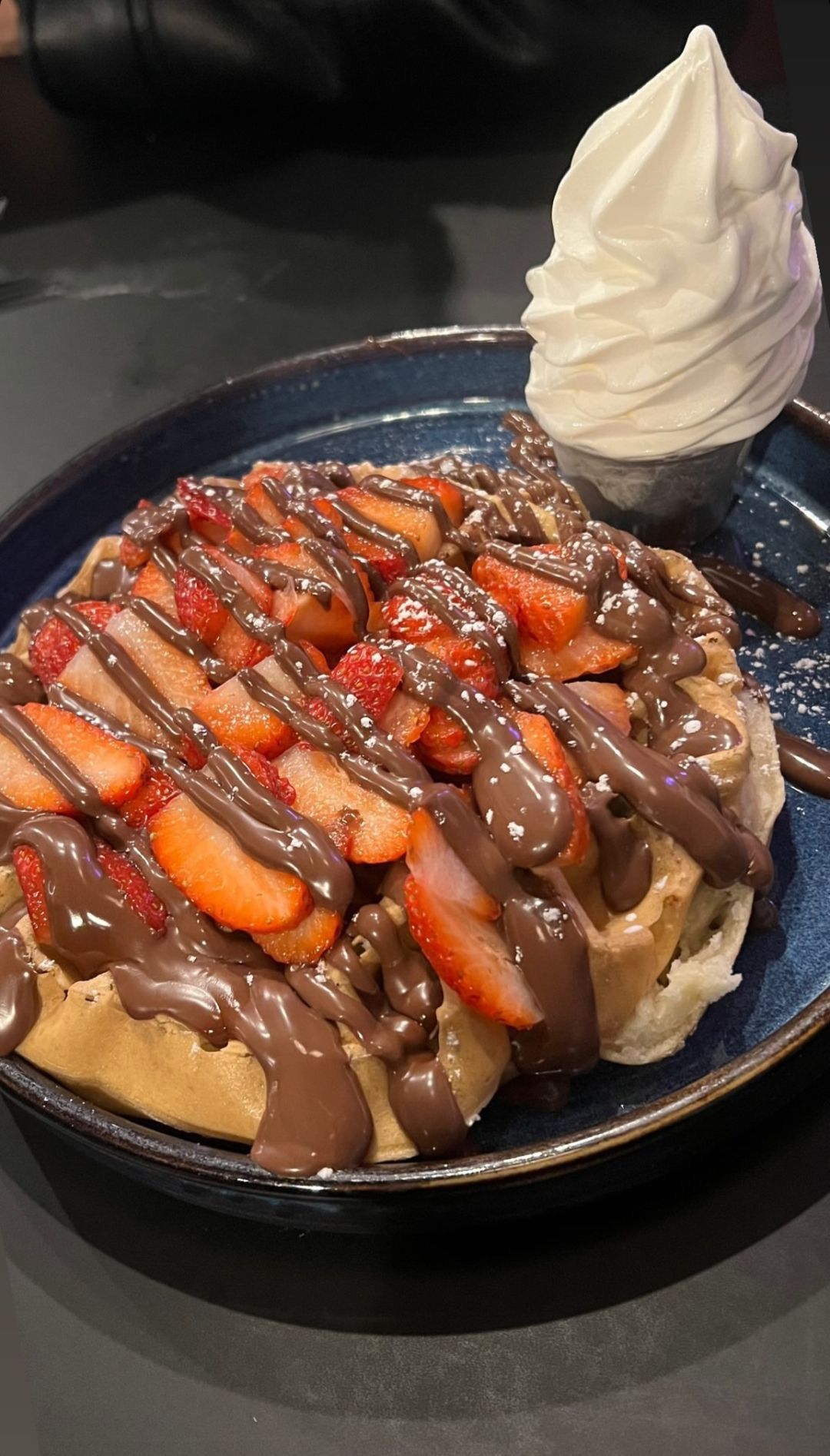 ÇİLEKLİ WAFFLE 
